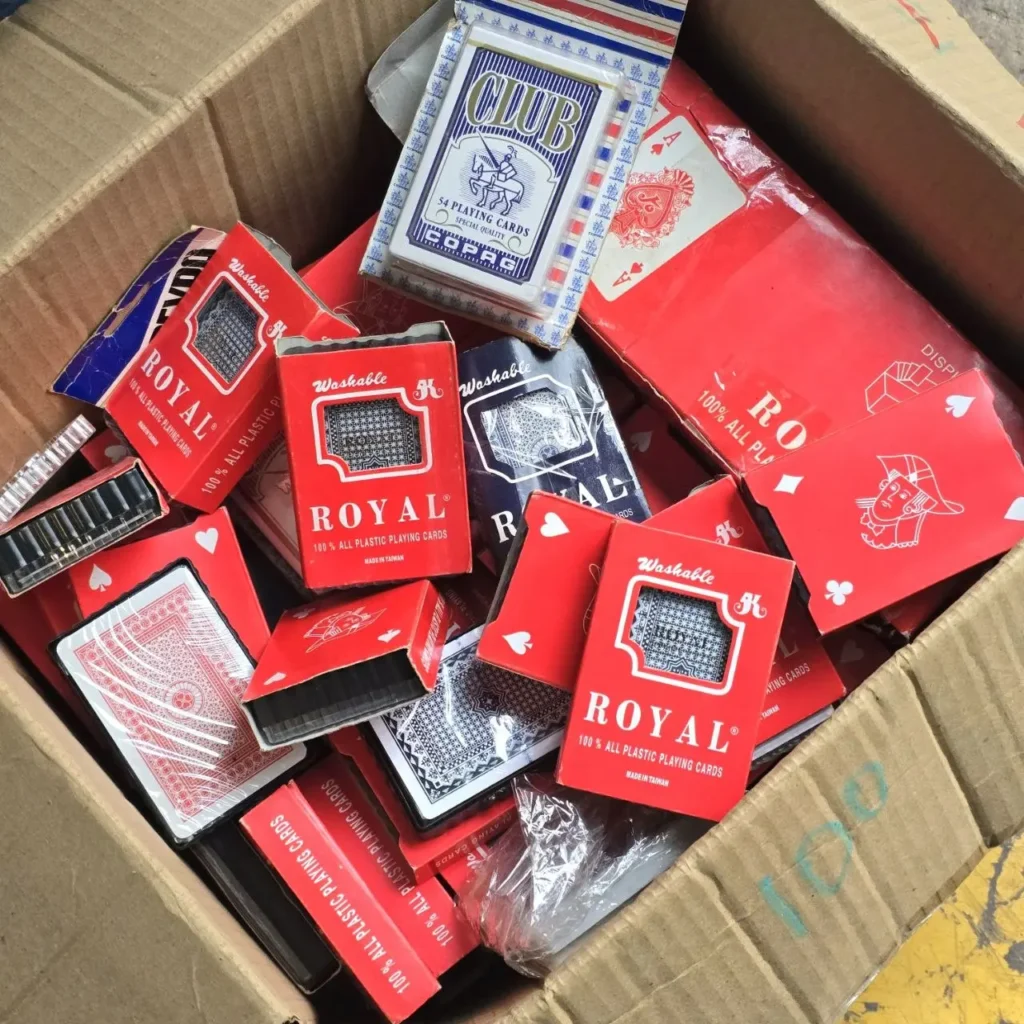 Caja de naipes de plástico lavables marca Royal en gran cantidad. by Remates Narvaja