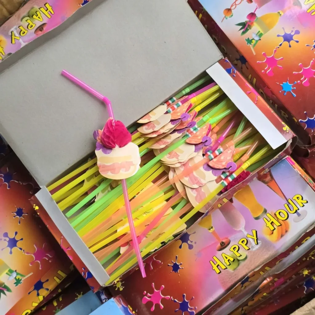 Caja de pajitas de cóctel de colores con decoraciones de fiesta y temática Happy Hour. by Remates Narvaja