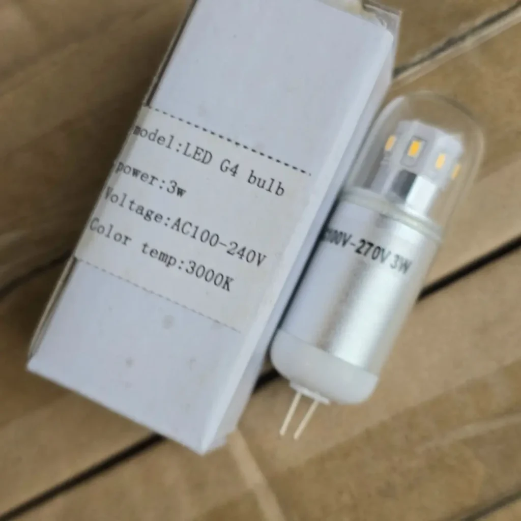 Bombilla LED G4 de 3W 3000K con especificaciones en el empaque. by Remates Narvaja