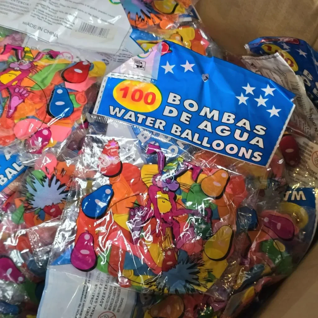 Paquetes de 100 bombas de agua de colores. by Remates Narvaja