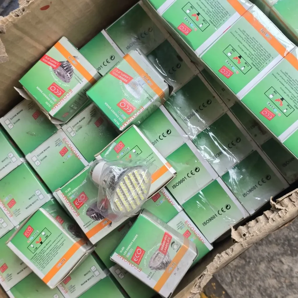 Cajas de bombillas LED de ahorro de energía ECO ECONOMY, con una bombilla LED abierta visible. by Remates Narvaja