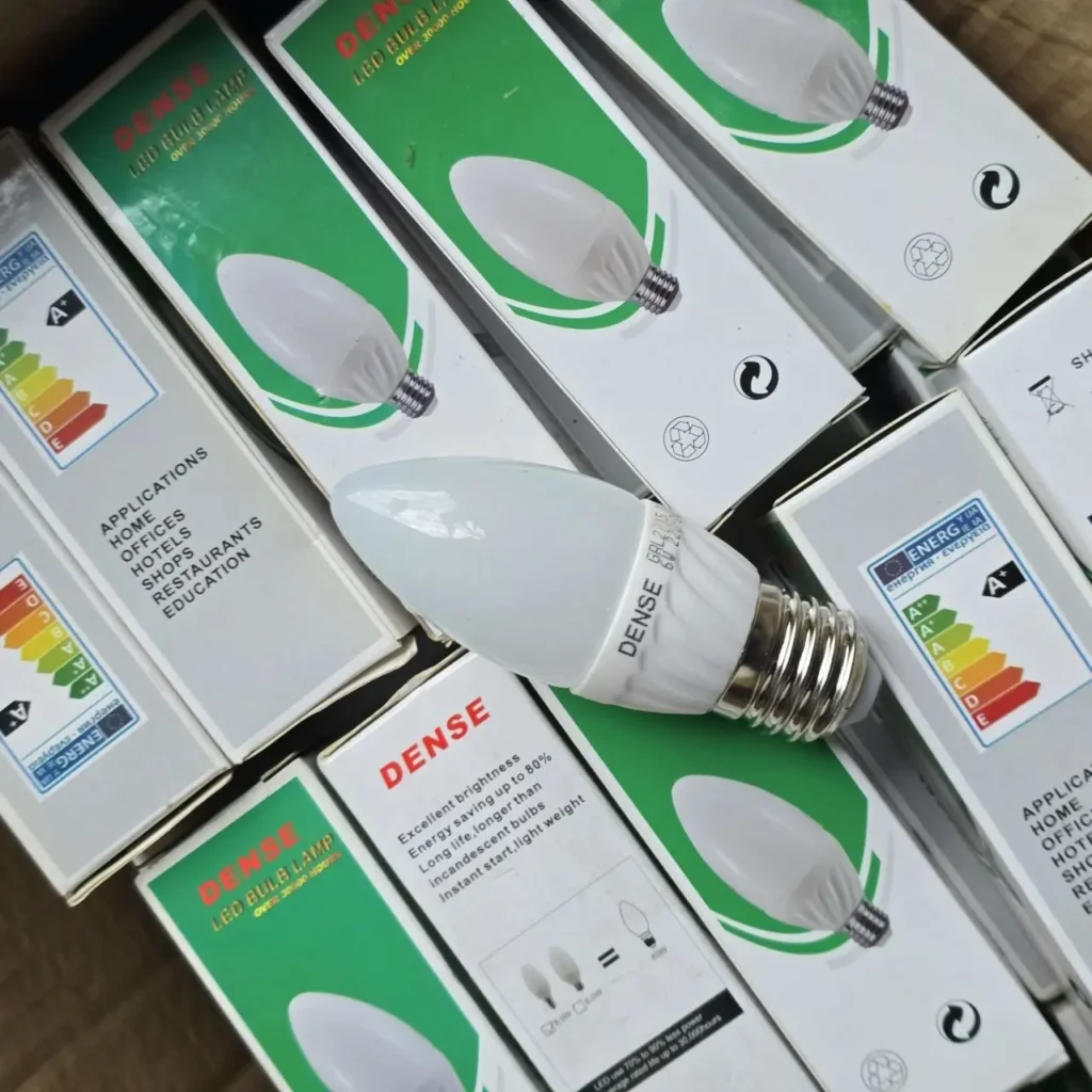Bombillas LED DENSE tipo vela en cajas, una bombilla blanca en primer plano, destacando eficiencia energética A+ y aplicaciones. by Remates Narvaja