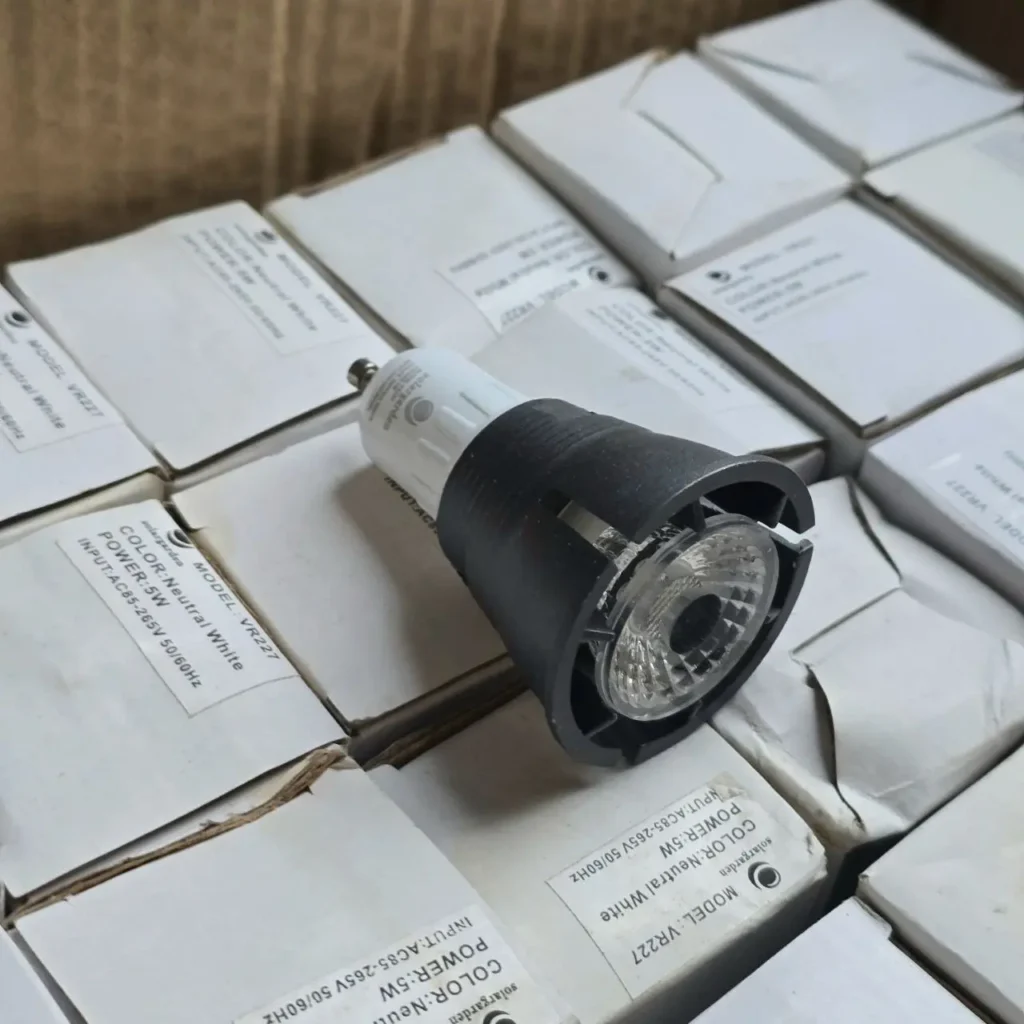 Bombilla LED spotlight Solargarden VR227 de 5W color blanco neutro sobre cajas de producto. by Remates Narvaja