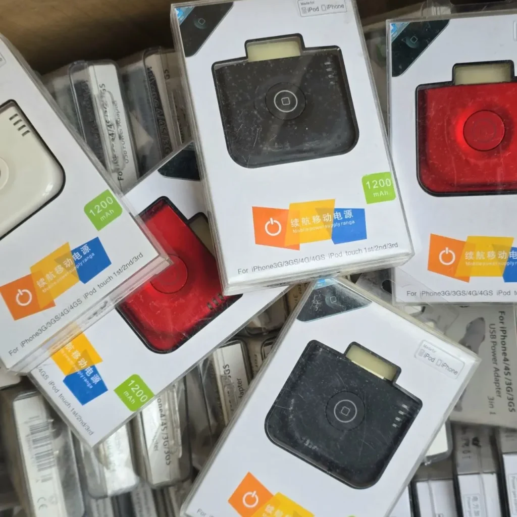 Lote de cargadores portátiles de 1200mAh para iPhone 3G/4S y iPod Touch, en colores negro, rojo by Remates Narvaja
