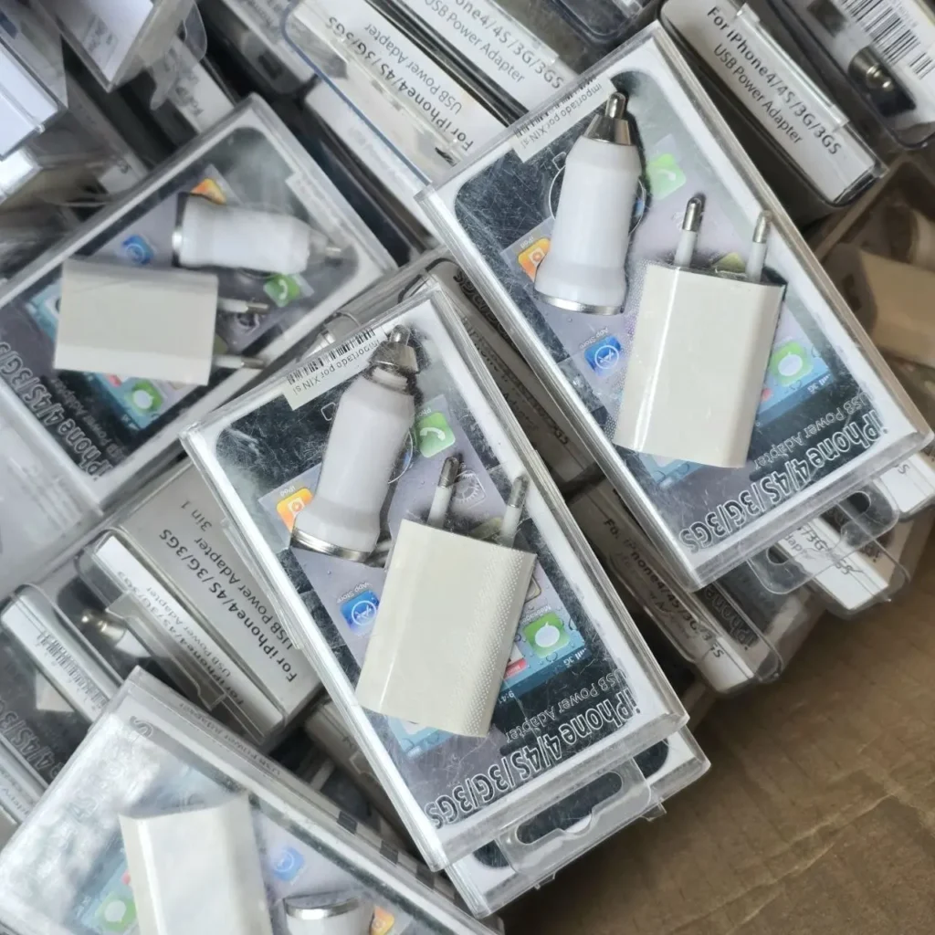 Lote de adaptadores de corriente USB y cargadores de coche para iPhone 4/4S/3G/3GS. by Remates Narvaja