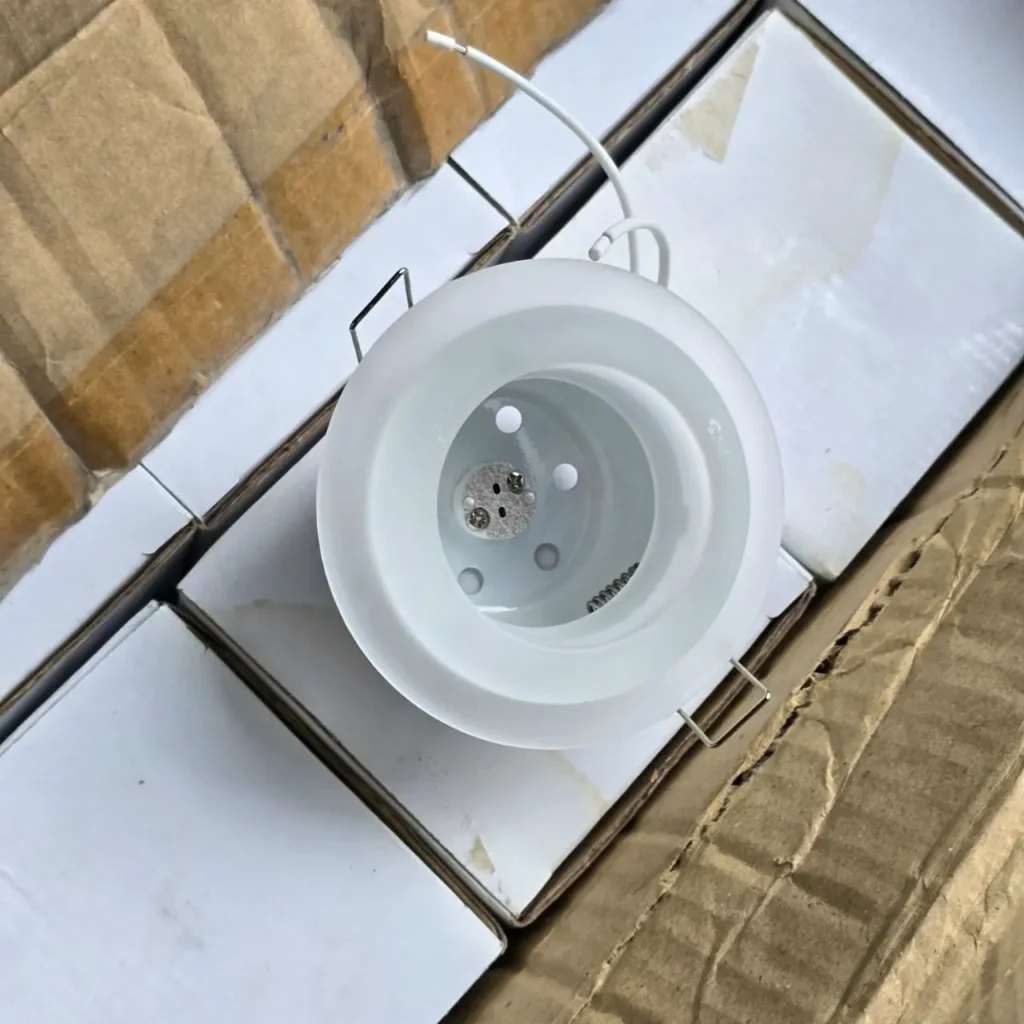 Luminaria empotrable downlight blanca en caja. by Remates Narvaja