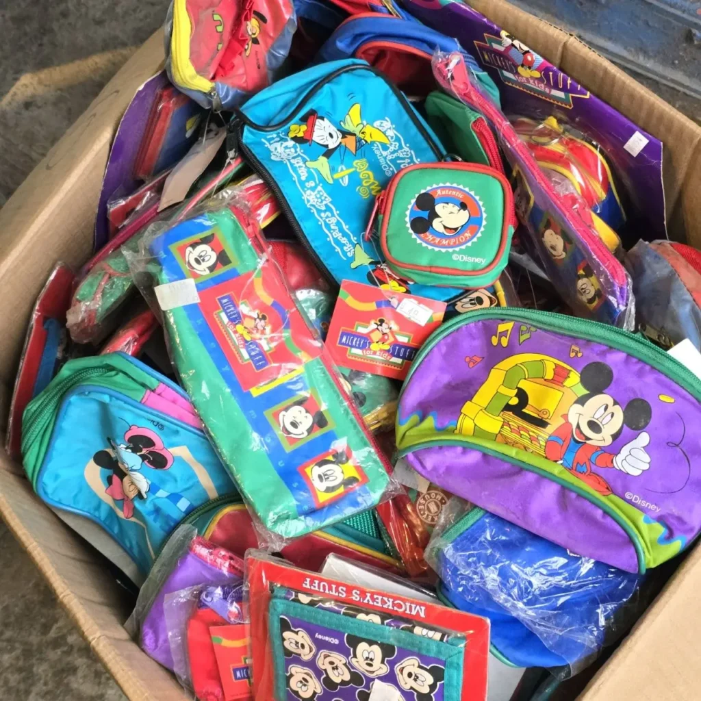 Caja llena de coloridos accesorios de Mickey Mouse y Disney. by Remates Narvaja