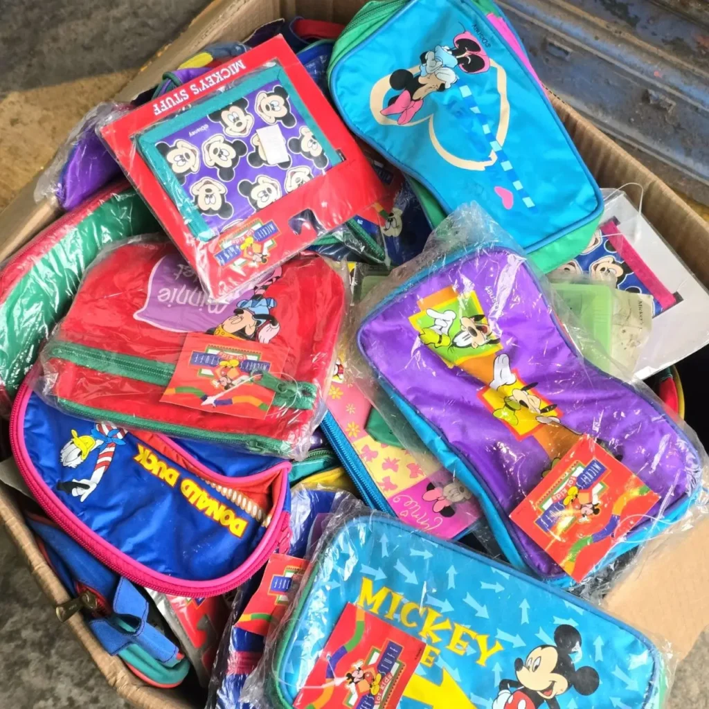 Caja llena de estuches y bolsas nuevas de Disney con Mickey Mouse, Minnie Mouse y Donald Duck. by Remates Narvaja