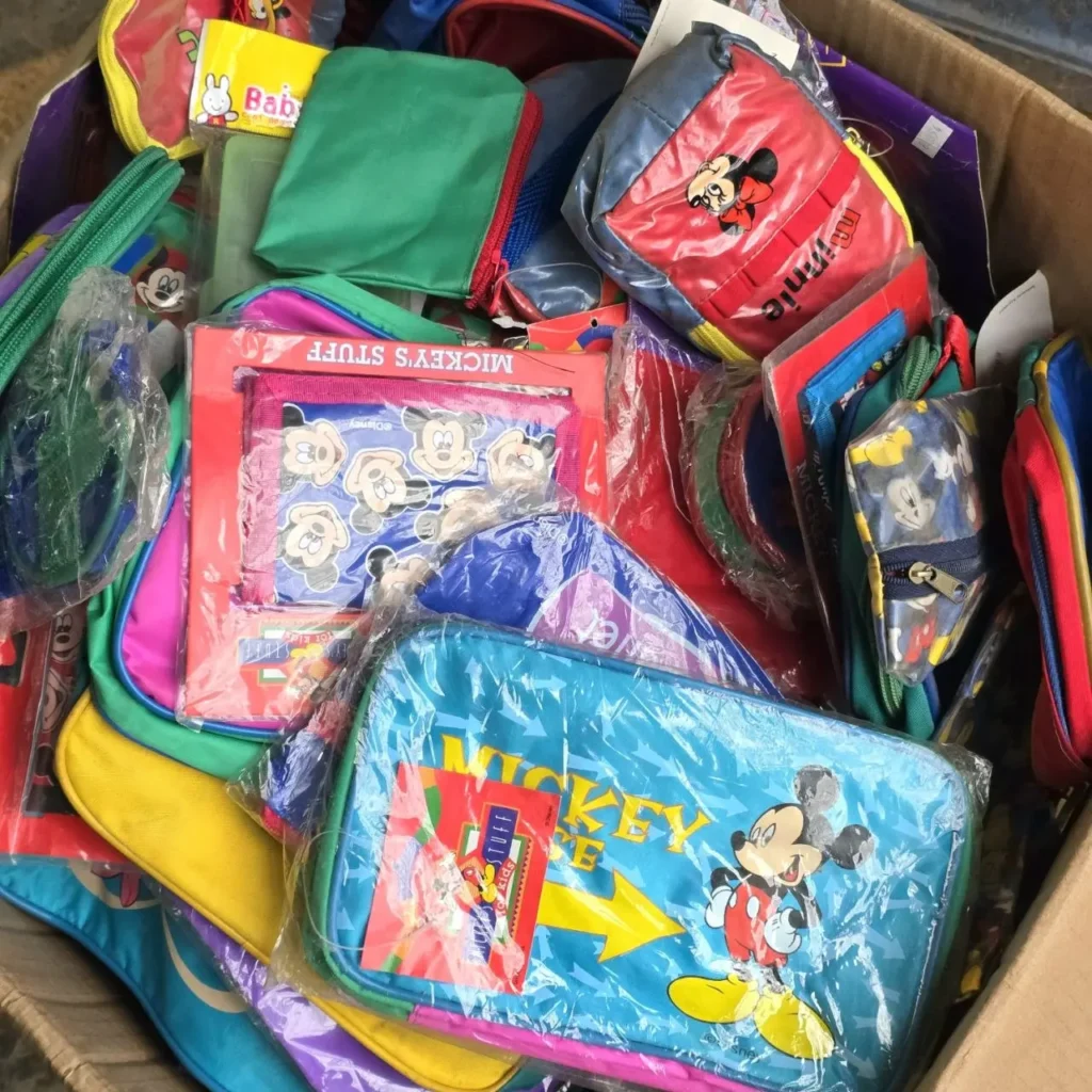 Caja llena de bolsas, estuches y carteras de Mickey y Minnie Mouse. by Remates Narvaja