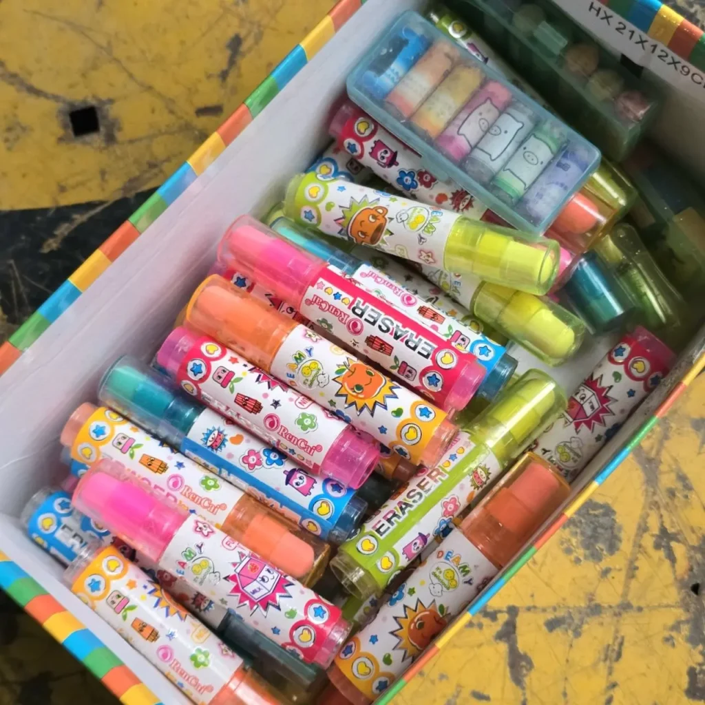 Caja de coloridas gomas de borrar tipo lápiz decoradas con personajes de dibujos animados. by Remates Narvaja
