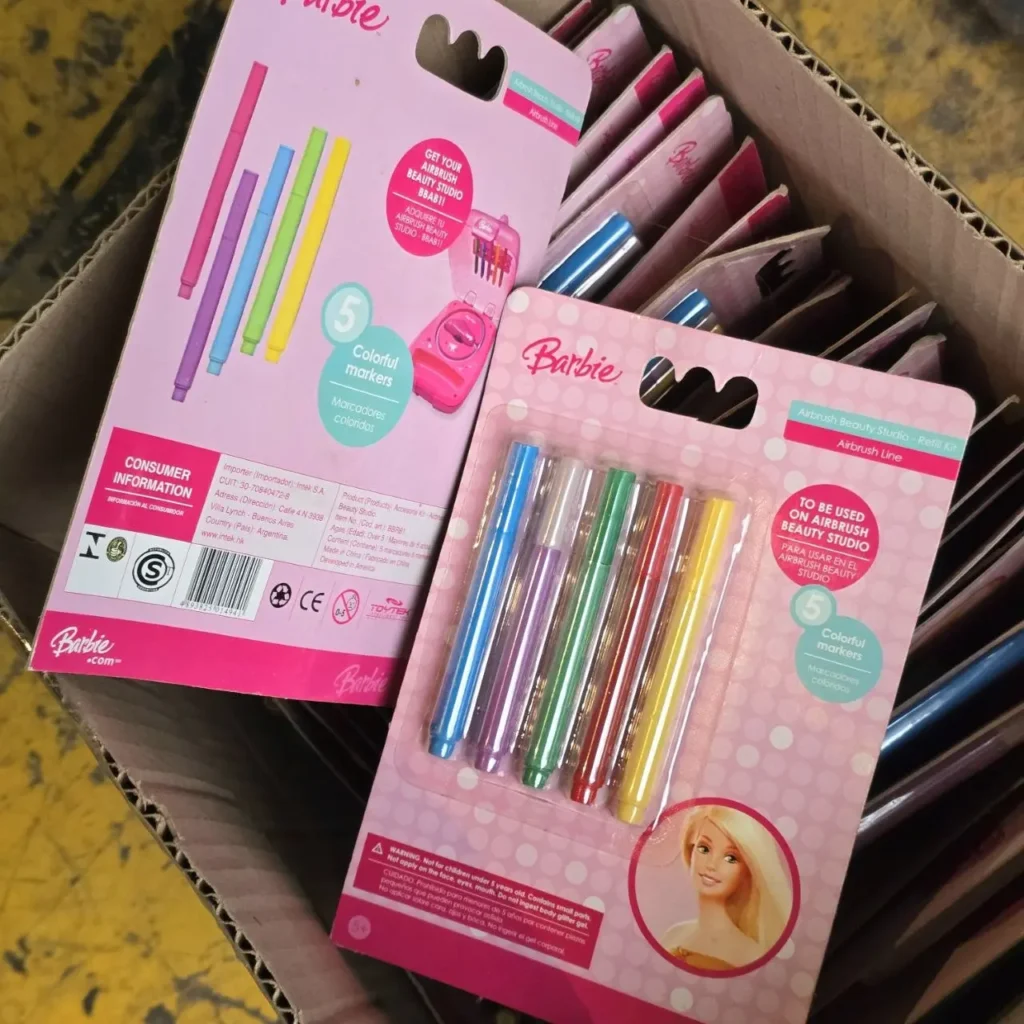 Caja con kits de recarga de marcadores de colores Barbie para estudio de belleza. by Remates Narvaja