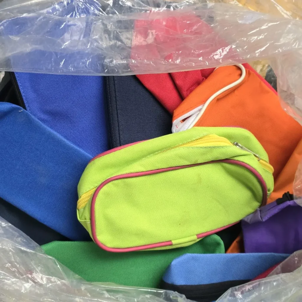 Estuches de tela multicolor en una bolsa de plástico. by Remates Narvaja