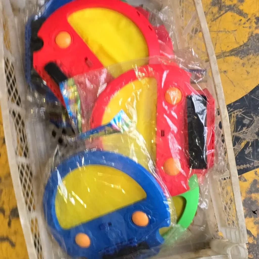 Pistolas de agua de plástico coloridas en rojo, azul y amarillo, empaquetadas en una caja. by Remates Narvaja