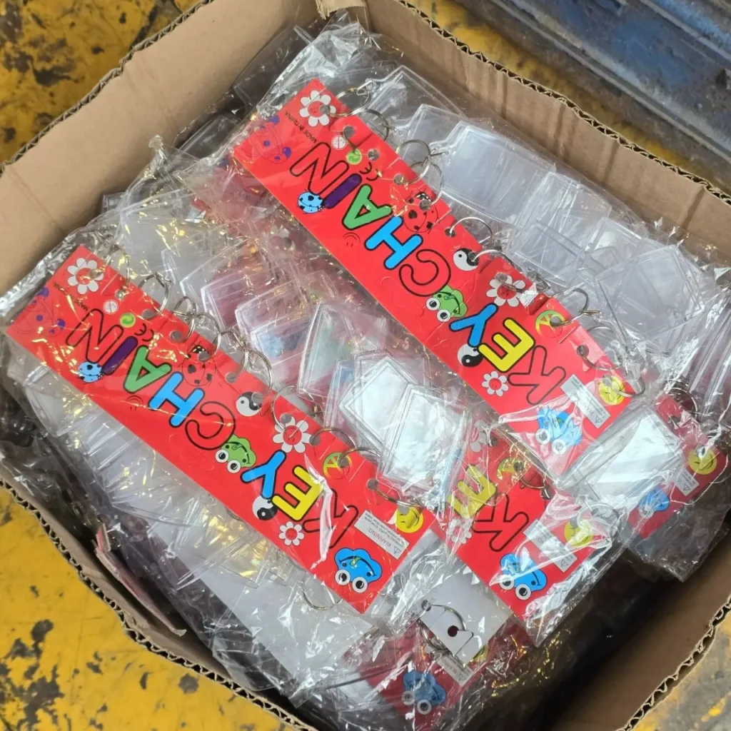 Caja de llaveros de plástico transparentes con etiquetas rojas. by Remates Narvaja