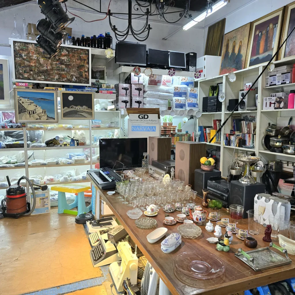 Tienda de segunda mano o casa de remates con gran variedad de artículos: cuadros, cristalería, electrónica, libros y objetos vintage. by Remates Narvaja