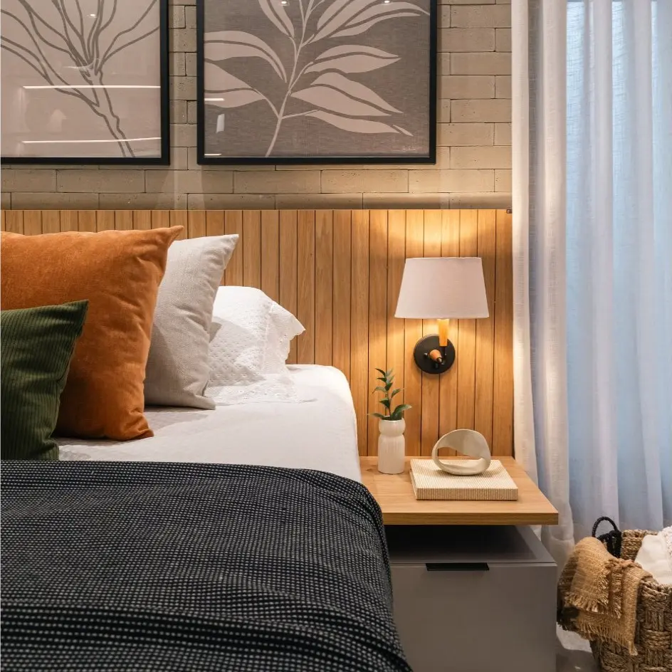 Dormitorio moderno con cabecero de madera, cama con cojines, aplique de pared y cuadros botánicos. by Remates Narvaja