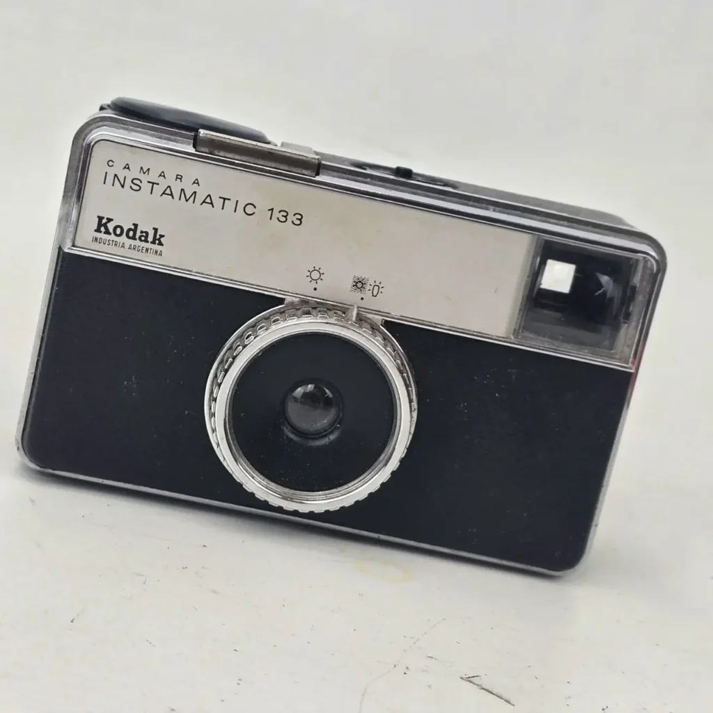 Cámara Kodak Instamatic 133 vintage negra. by Remates Narvaja