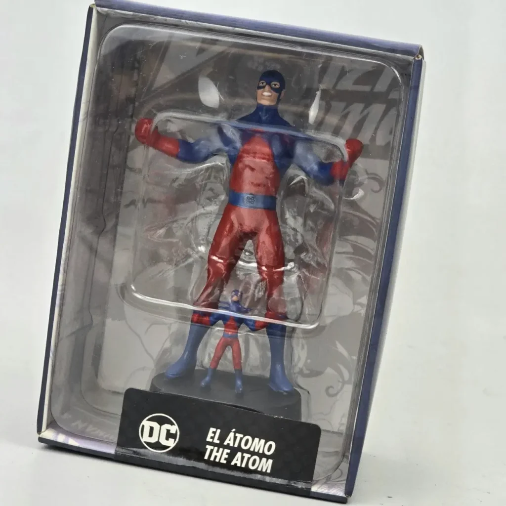 Figura de acción de DC Comics El Átomo (The Atom) en su empaque, mostrando una versión grande y una miniatura del héro by Remates Narvaja