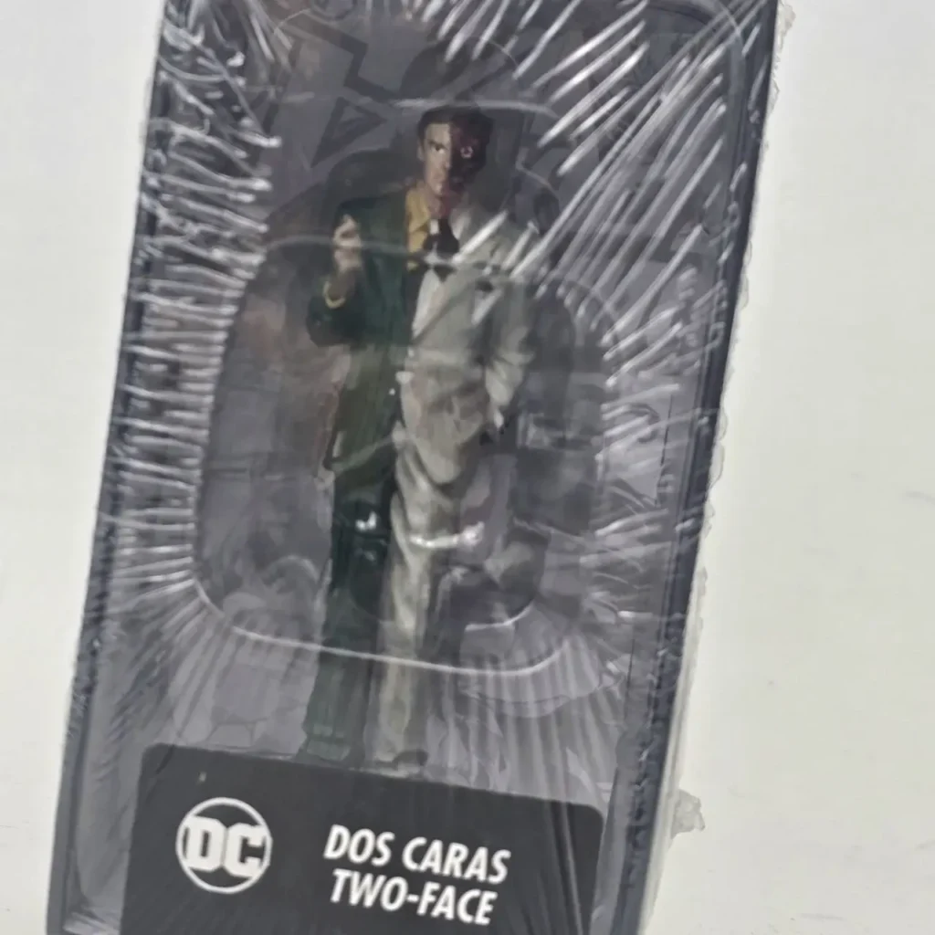 Figura de Two-Face (Dos Caras) de DC Comics en empaque. by Remates Narvaja