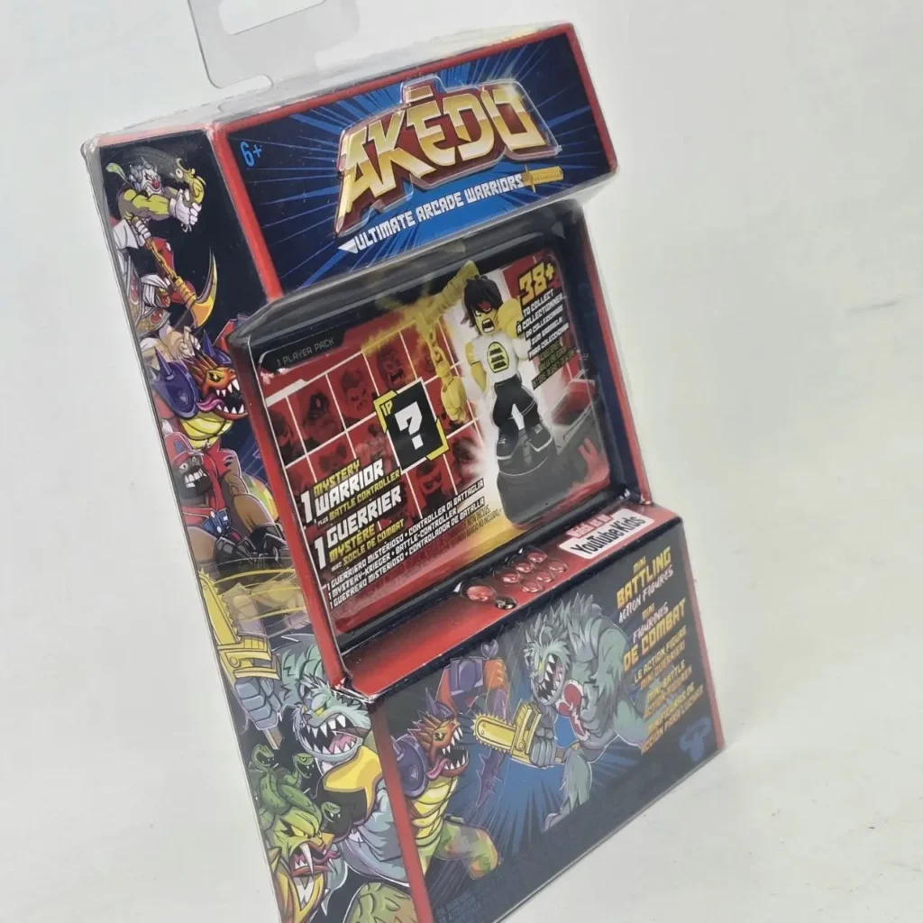 Paquete de juguete Akēdo Ultimate Arcade Warriors en forma de máquina recreativa, con un guerrero misterioso y un controlador de batalla. by Remates Narvaja