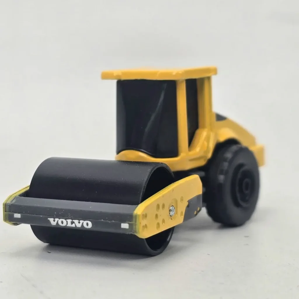 Juguete rodillo compactador Volvo amarillo y negro. by Remates Narvaja