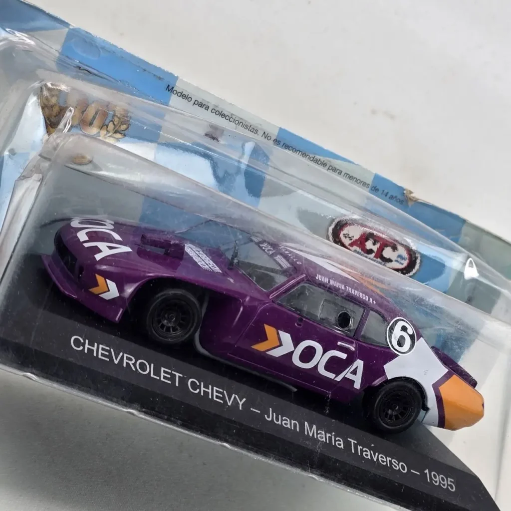 Modelo de coche de carreras Chevrolet Chevy de Juan María Traverso de 1995, púrpura con el número 6 y patrocin by Remates Narvaja