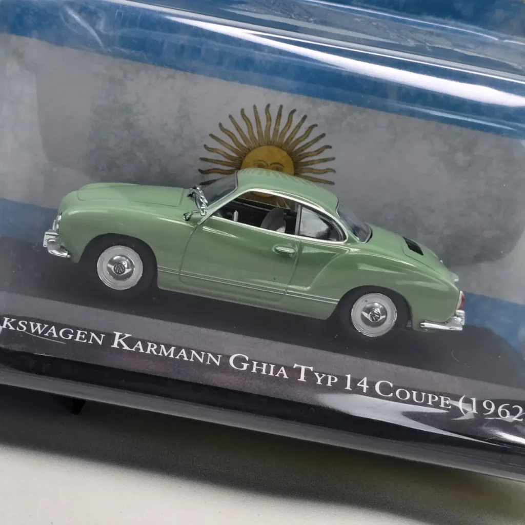 Modelo a escala Volkswagen Karmann Ghia Typ 14 Coupe 1962 verde claro en su caja de exhibición con la bandera de Argentina by Remates Narvaja