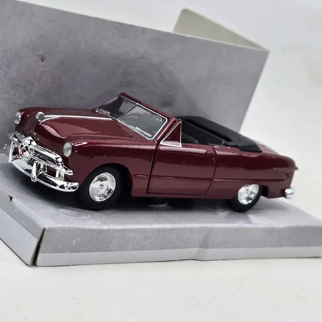 Modelo de coche clásico Ford descapotable granate. by Remates Narvaja