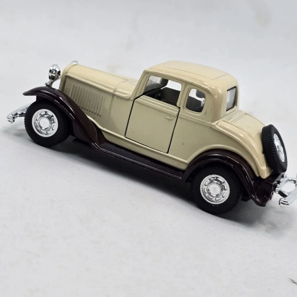 Maqueta de coche clásico vintage beige y marrón. by Remates Narvaja