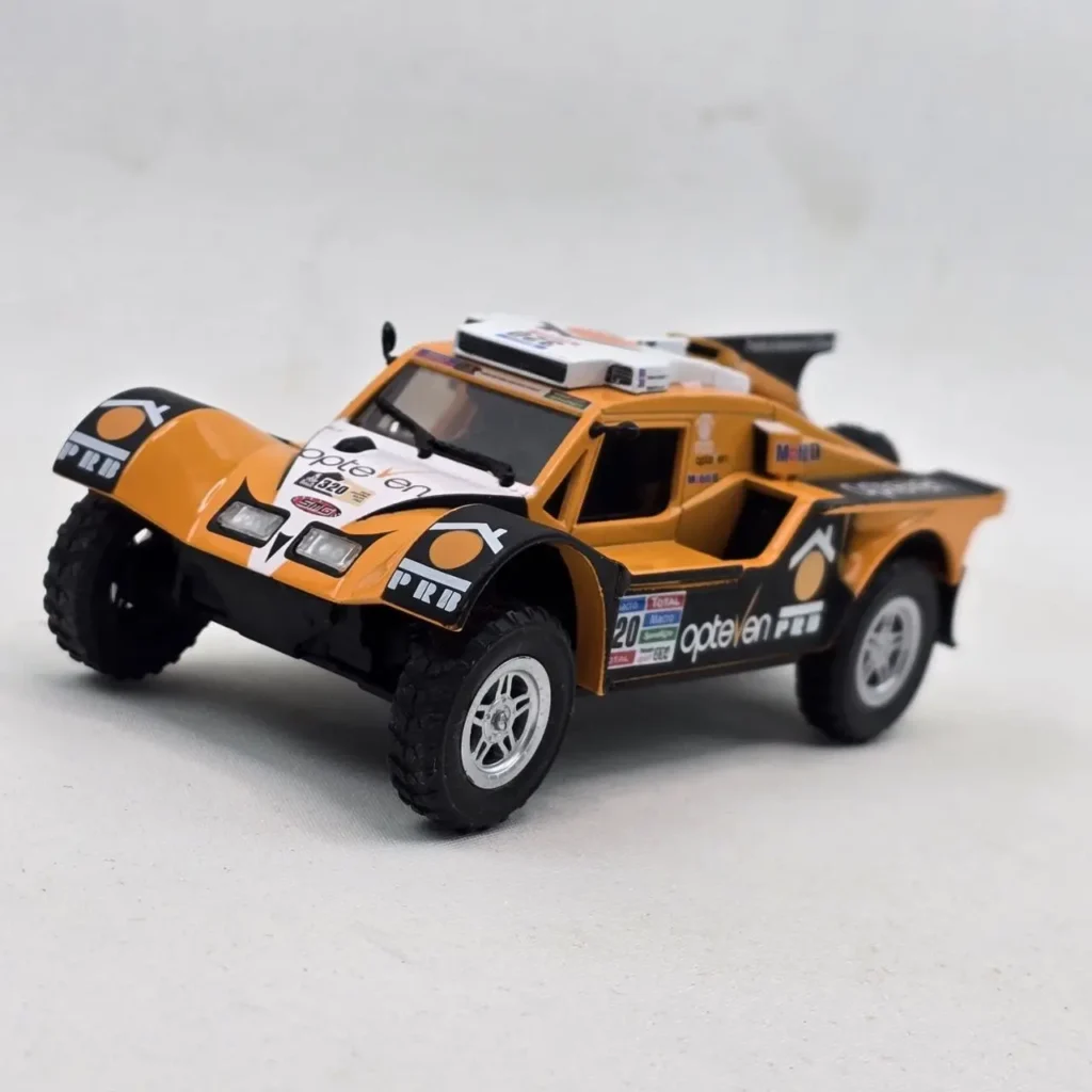 Modelo de coche de rally todoterreno naranja y negro con el número 20 y logos de Opteven y Mobil. by Remates Narvaja