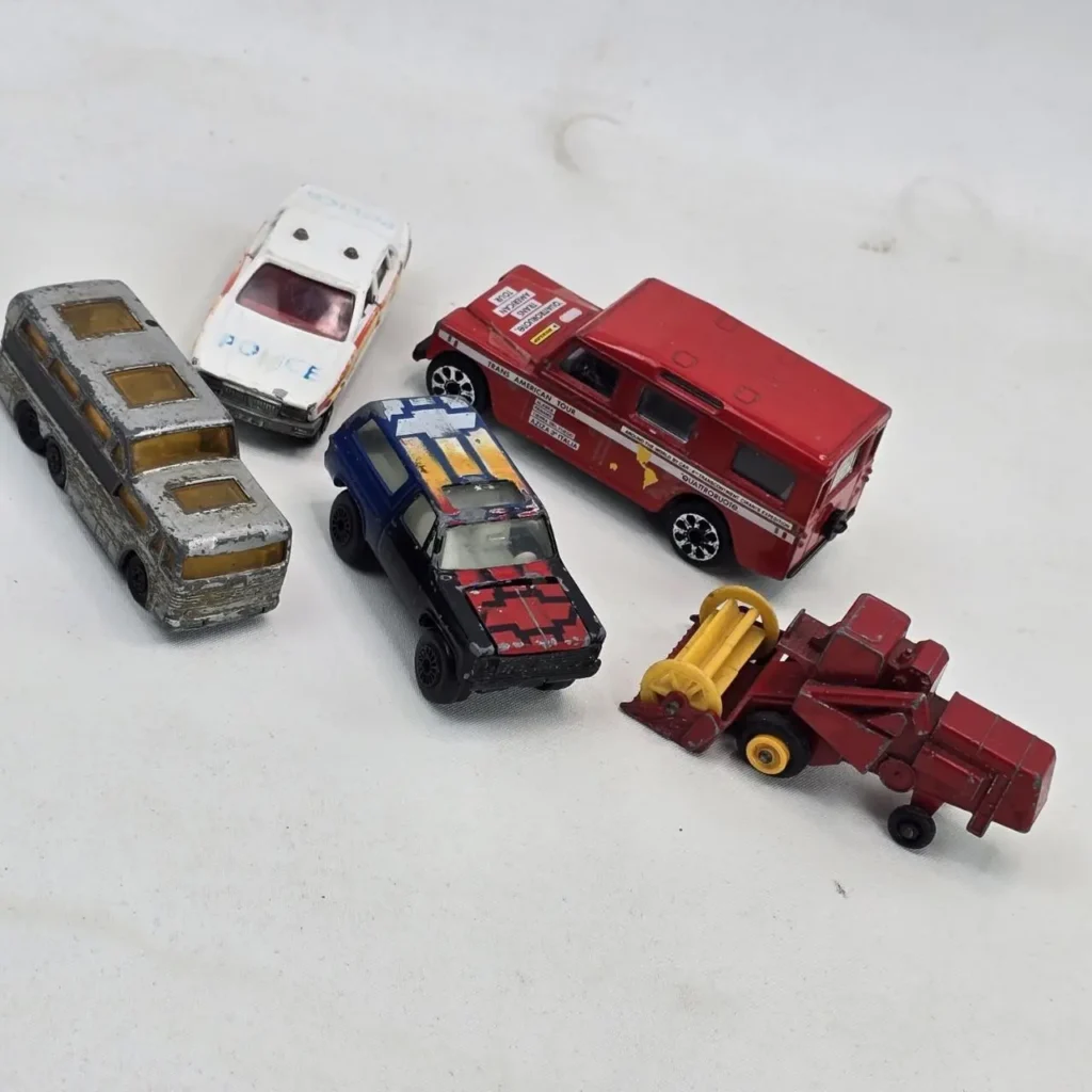Cinco vehículos de juguete die-cast surtidos. by Remates Narvaja
