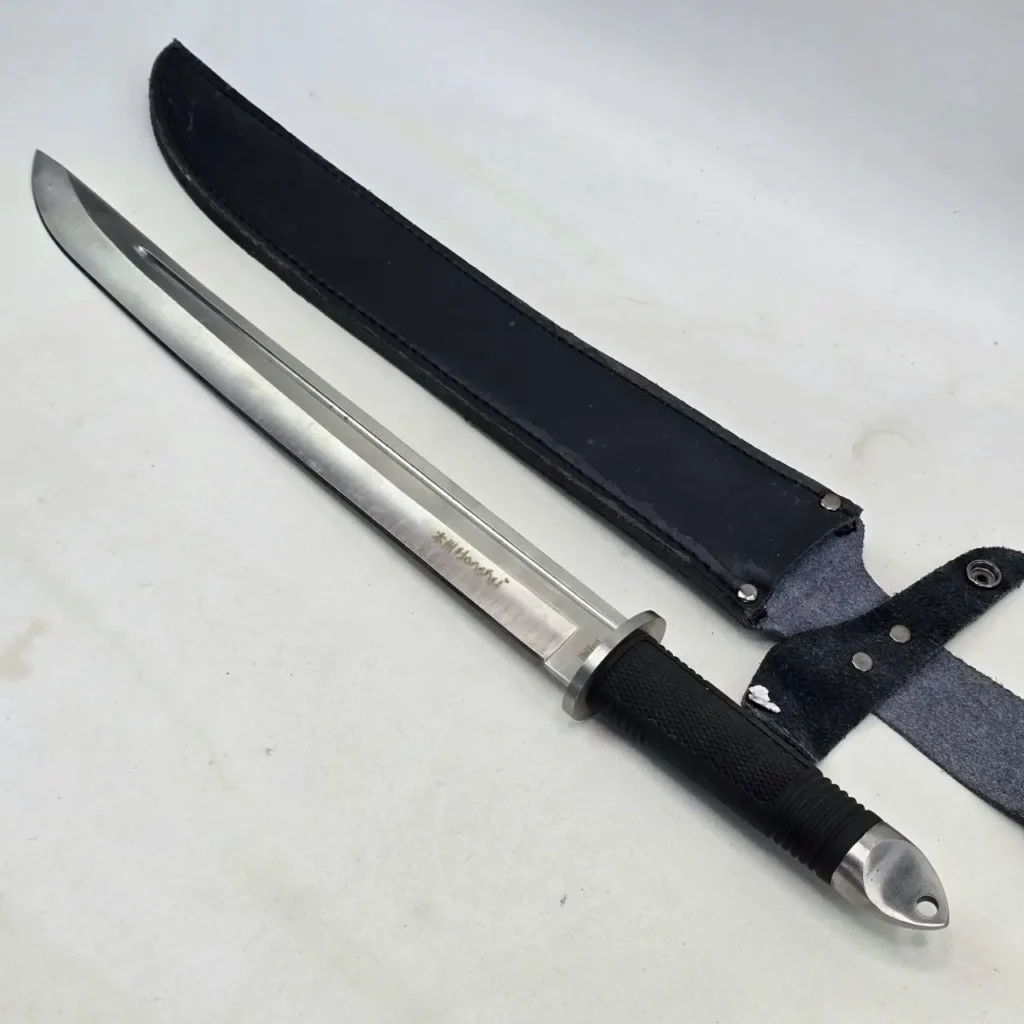 Cuchillo táctico Honshu con hoja plateada, mango negro y funda de cuero. by Remates Narvaja