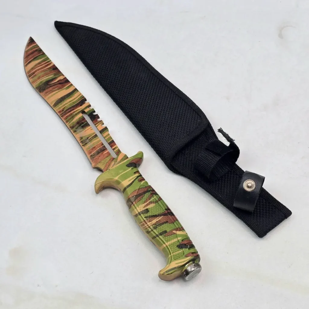 Cuchillo de supervivencia con hoja y mango de camuflaje, y funda negra. by Remates Narvaja