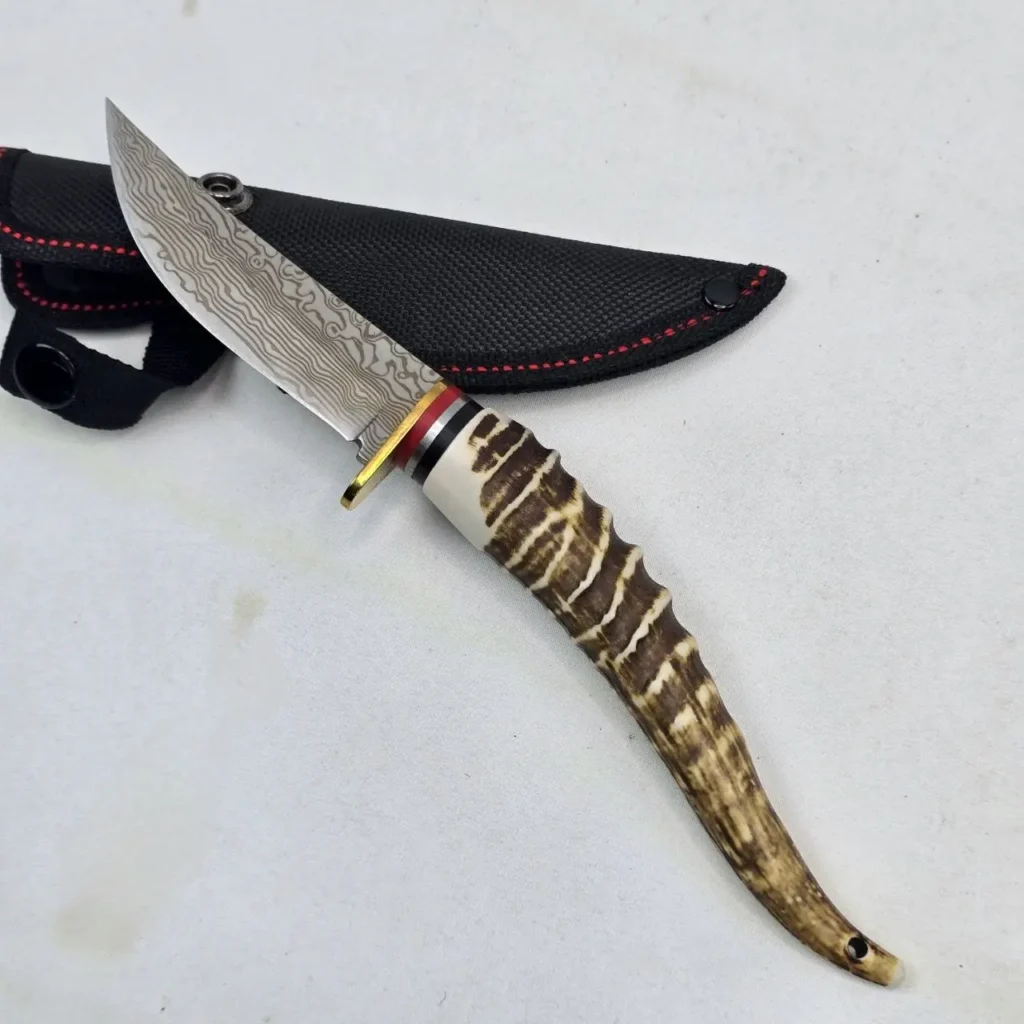 Cuchillo de caza con hoja de acero de Damasco y mango de asta. by Remates Narvaja
