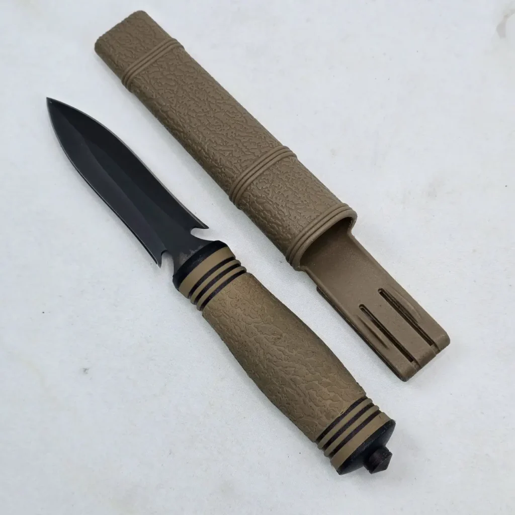 Cuchillo táctico de hoja negra con abridor, mango texturizado color arena y funda. by Remates Narvaja
