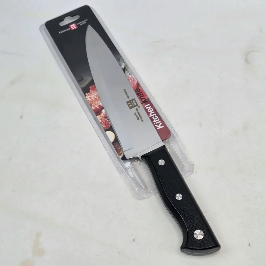 Cuchillo de cocina profesional con hoja plateada y mango negro en empaque de plástico transparente. by Remates Narvaja