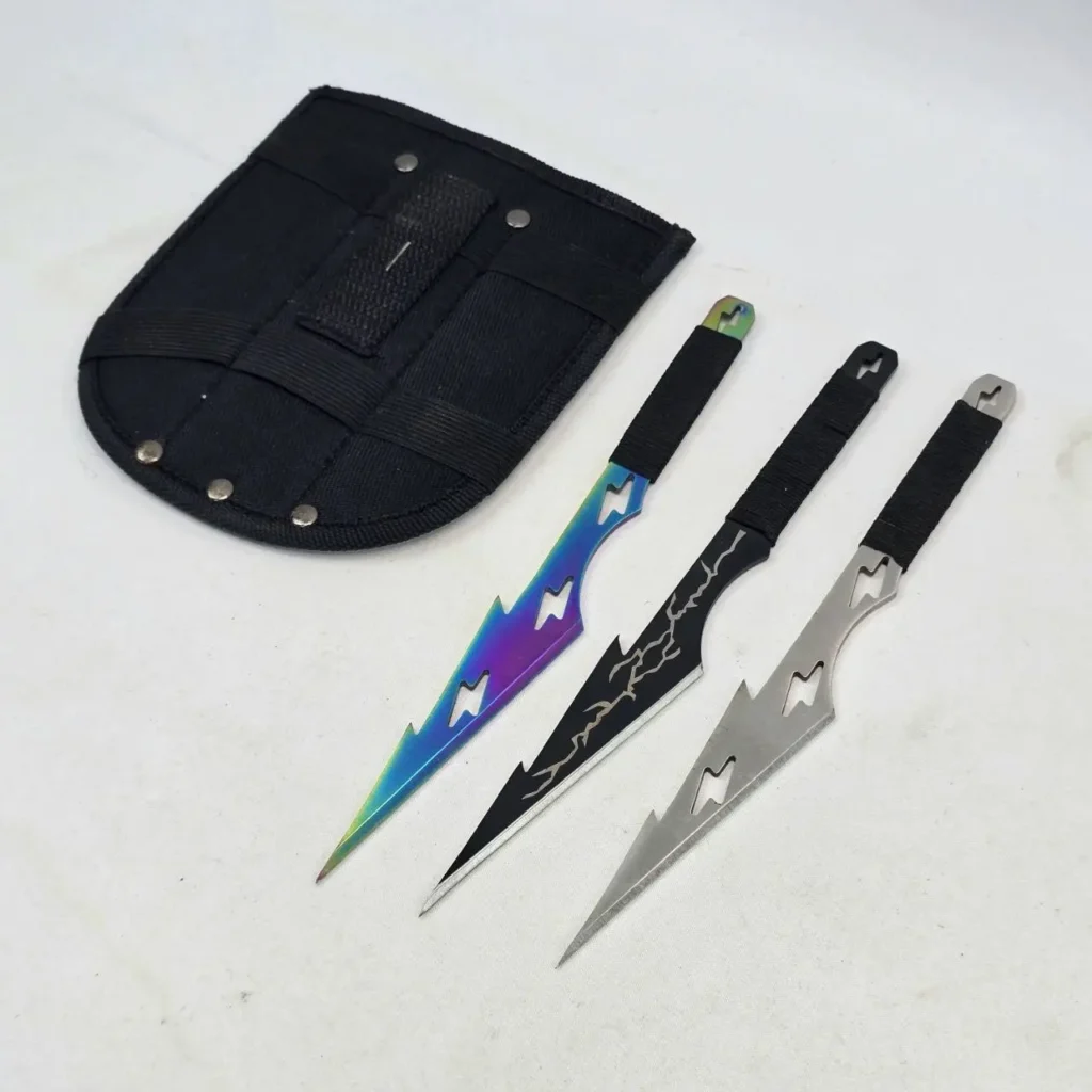 Set de 3 cuchillos arrojadizos con diseño de rayo, uno iridiscente, uno negro y uno plateado, junto a by Remates Narvaja