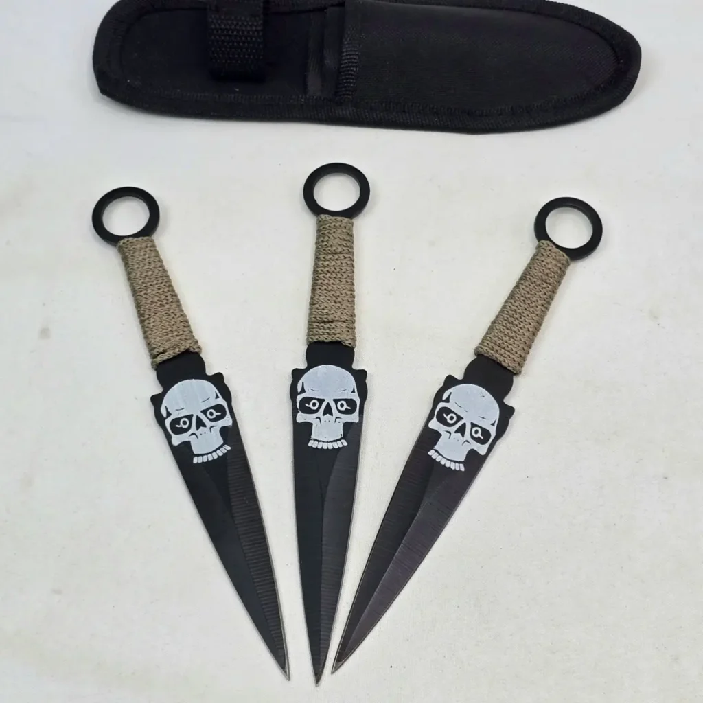 Set de 3 cuchillos arrojadizos negros con diseño de calavera y mangos de cuerda, incluye funda. by Remates Narvaja