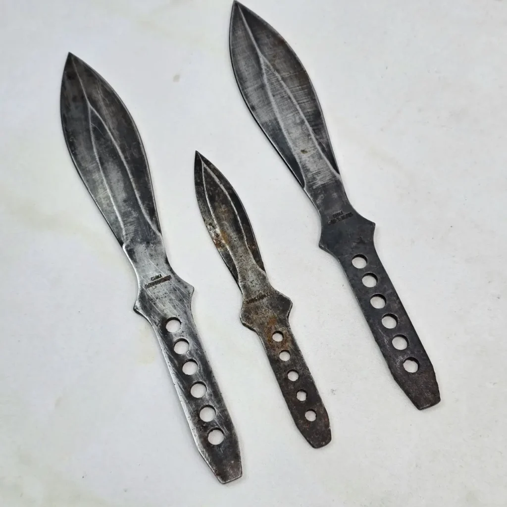 Tres cuchillos arrojadizos de acero desgastados. by Remates Narvaja