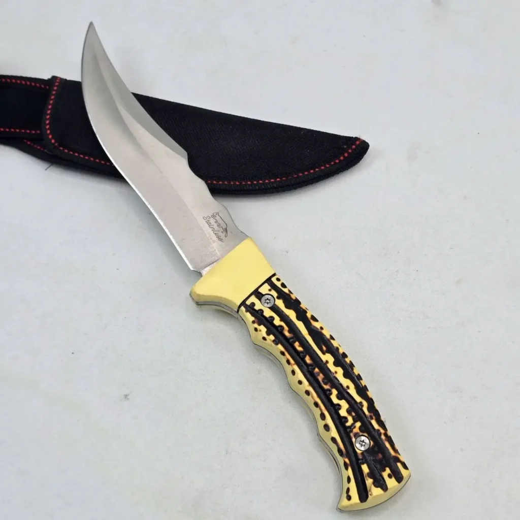 Cuchillo de hoja fija con mango de imitación asta y funda negra. by Remates Narvaja