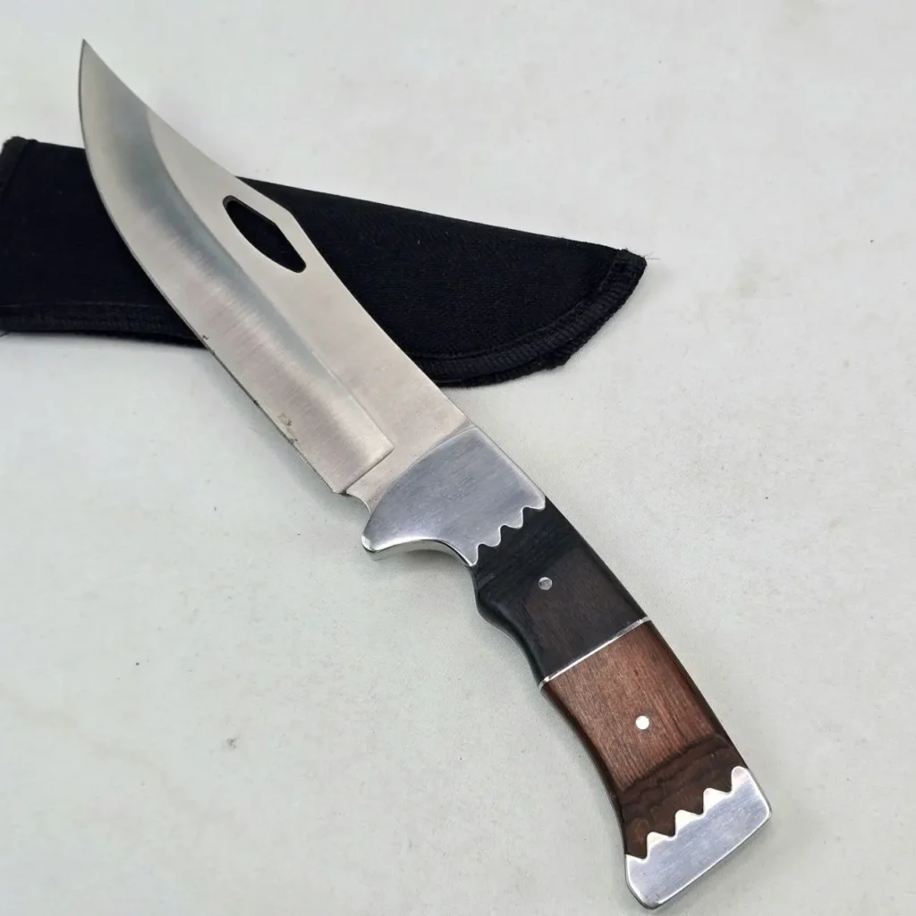 Cuchillo de hoja fija con orificio, mango de madera y funda negra. by Remates Narvaja