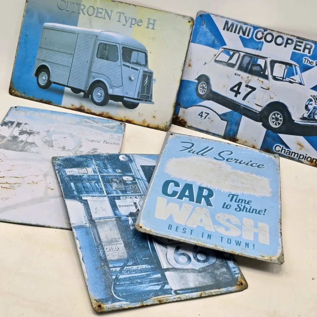 Seis letreros metálicos vintage de coches y servicios, incluyendo Citroën Type H, Mini Cooper y Car Wash. by Remates Narvaja
