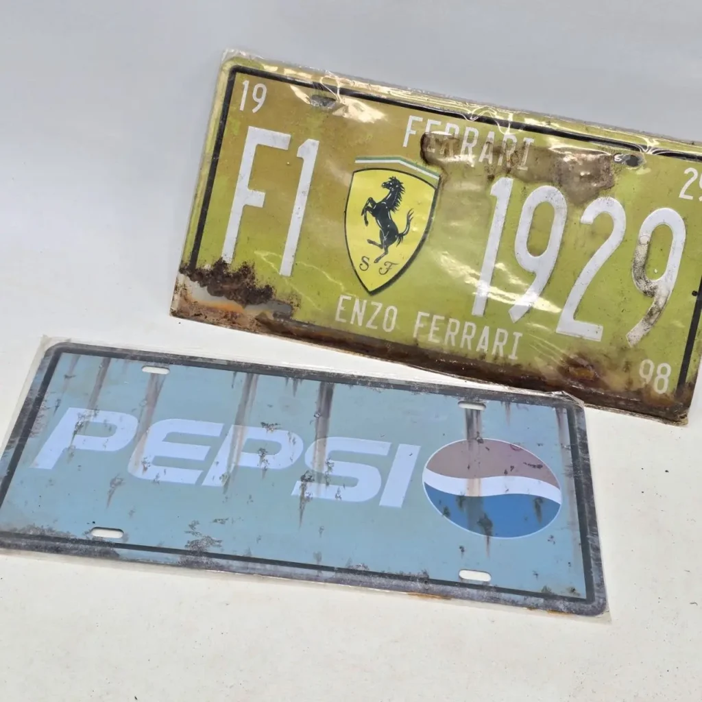 Letreros metálicos vintage de Ferrari F1 y Pepsi con efecto oxidado. by Remates Narvaja