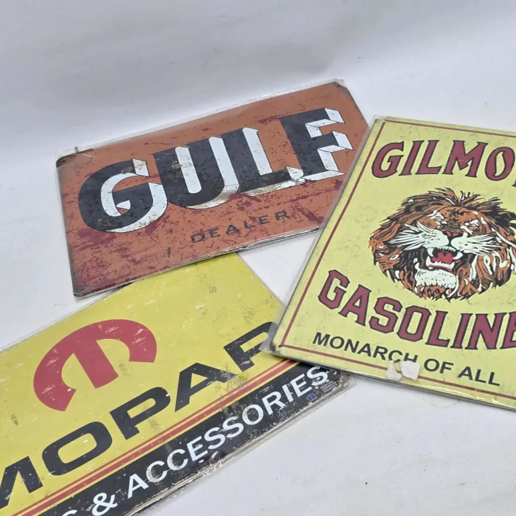 Señales metálicas vintage automotrices: Gulf, Gilmore Gasoline y Mopar. by Remates Narvaja