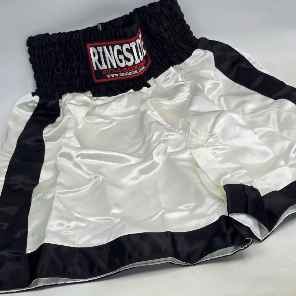 Ringside boxing shorts blancos y negros de satén. by Remates Narvaja