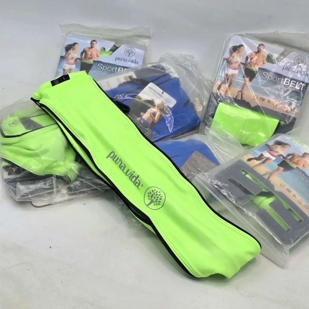 Varias riñoneras deportivas Pura Vida Sport Belt en verde neón y azul, empaquetadas. by Remates Narvaja