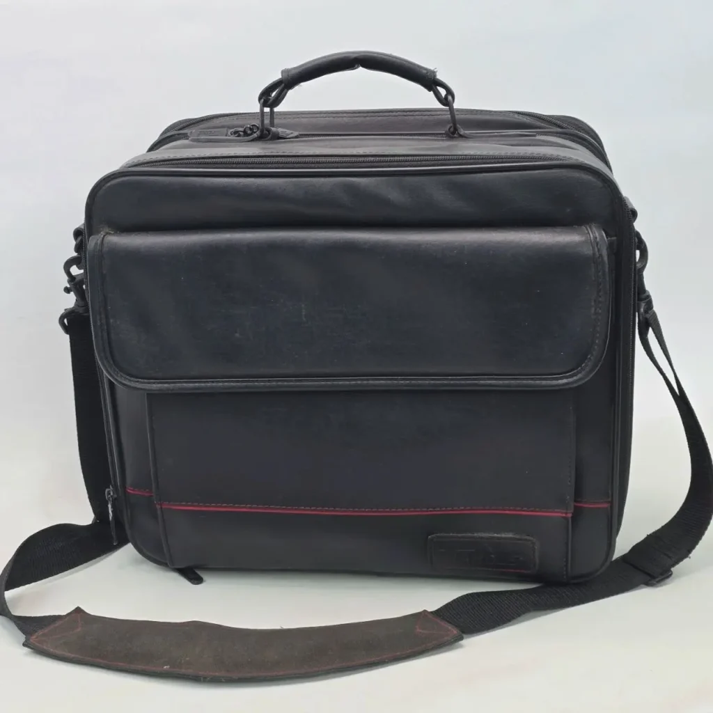 Maletín o bolso bandolera negro de cuero con asa superior y detalles rojos. by Remates Narvaja