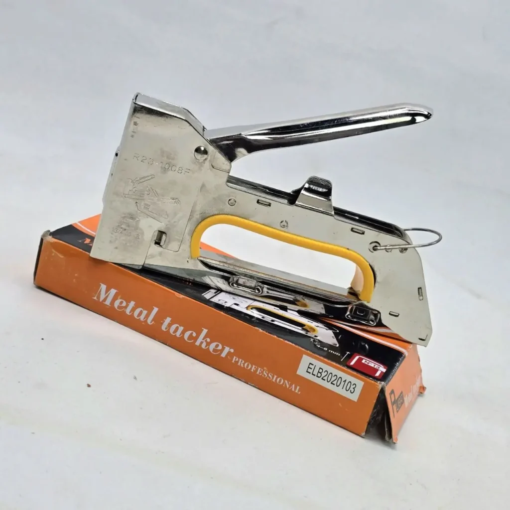 Tacker metálico profesional R23-1008F con mango amarillo. by Remates Narvaja