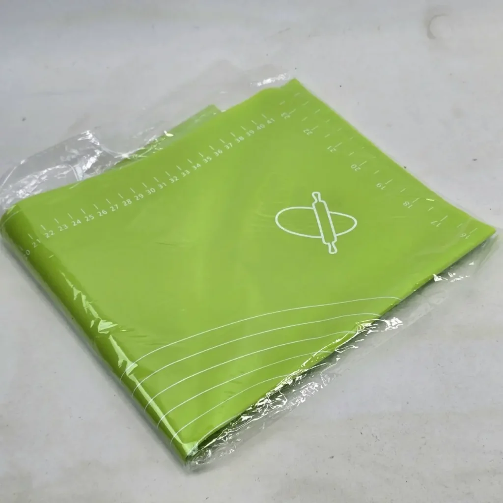 Tapete de silicona verde para repostería con medidas, nuevo y empaquetado. by Remates Narvaja