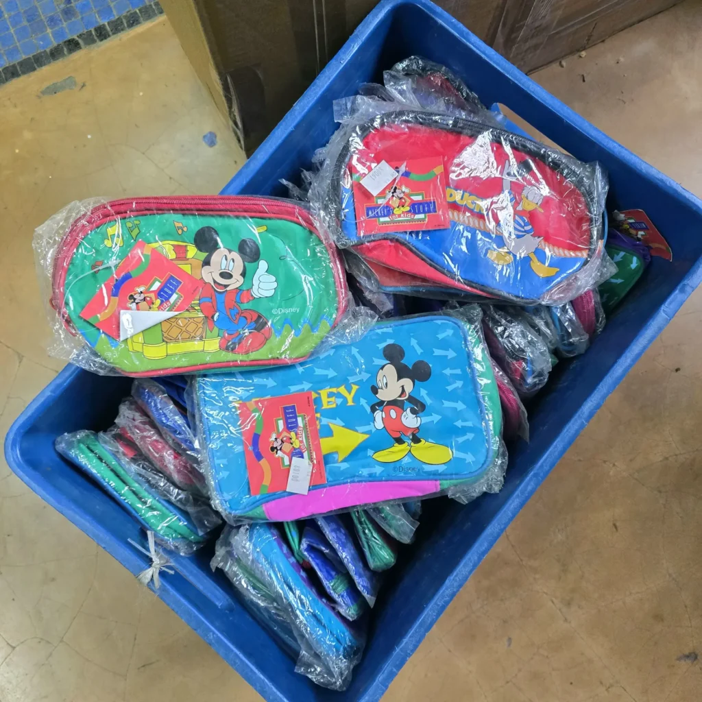 Caja azul llena de estuches Disney de Mickey Mouse y Donald Duck para niños. by Remates Narvaja